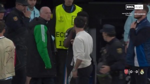 开云体育-啥情况？萨卡半场回更衣室时与场边卡瓦哈尔发生口角，互相推搡