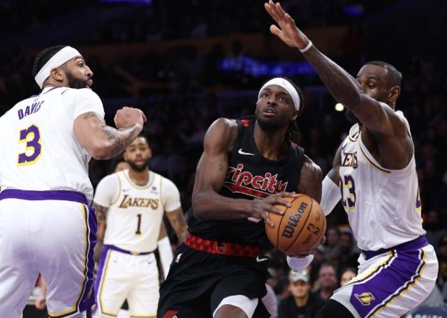 开云体育-坐吃山空还是孤注一掷？第三星问题仍在困扰湖人