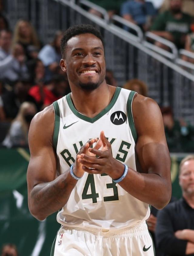 开云体育-明示字母哥不走了？雄鹿一年底薪签回字母大哥