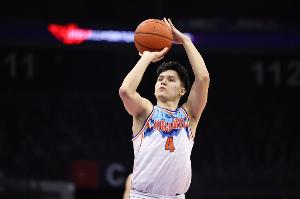 开云体育-表现不错！伊力福拉提41分钟12中6拿全队第二高19分&amp;另有7板2助