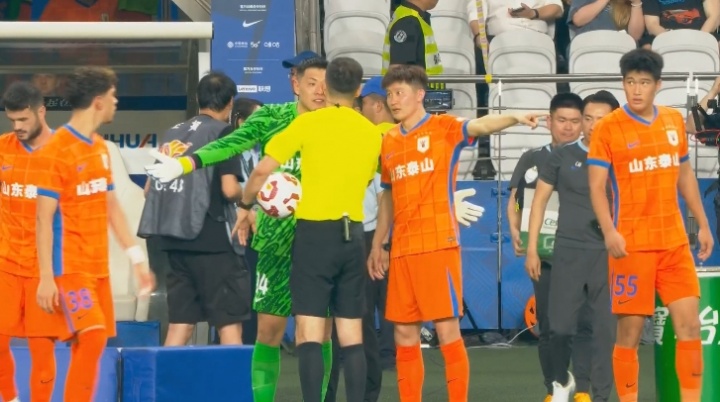 开云体育-不解判罚！下半场开始前，王彤与王大雷仍向麦麦提江投诉此前手球
